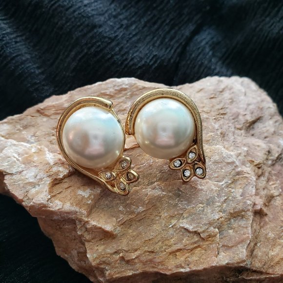 VTG Faux Pearl Clip on Earrings with Jewel Detail - Picture 1 of 11